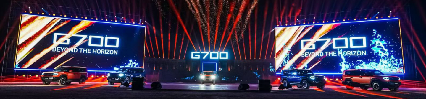 JETOUR G700 launch stage with large screens and vehicles under bright lights for a brand awareness campaign backdrop.