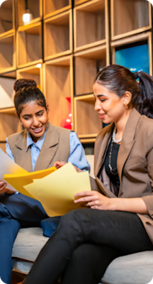 ناشران يتناقشان جالسان على أريكة.