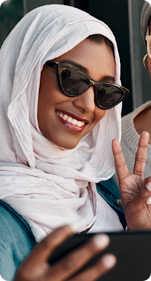 شخصية مؤثرة تلتقط سيلفي.