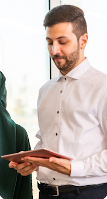 مسوق معه جهاز iPad.