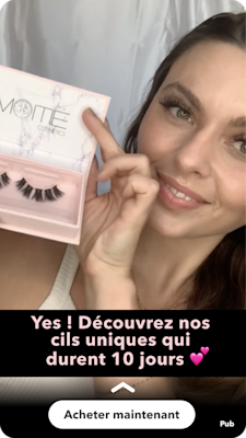 Créatrice beauté tenant un coffret de cils présenté dans une publicité Snapchat ecommerce.