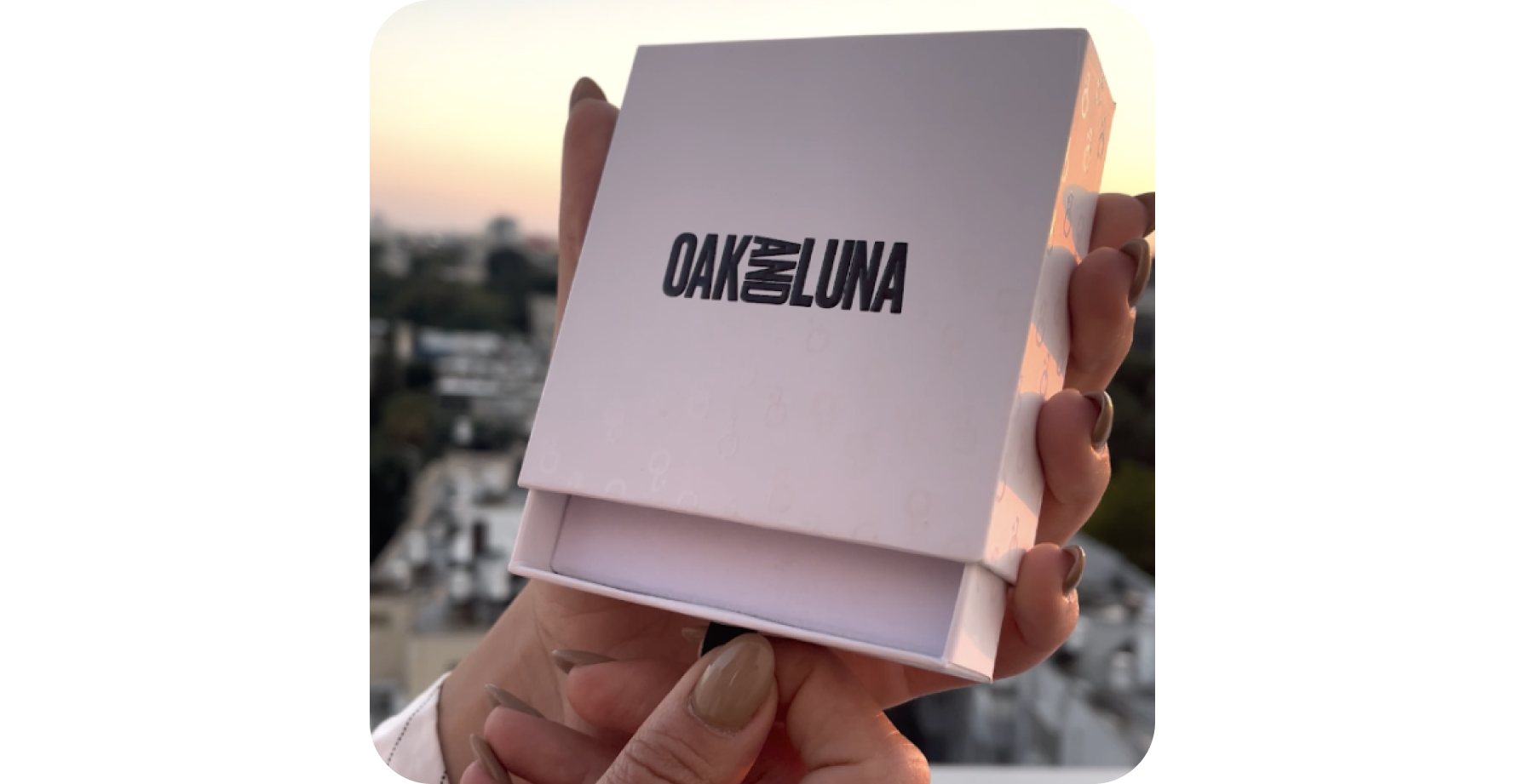 Oak & Luna gift box unboxing video promoting ecommerce advertising success.
